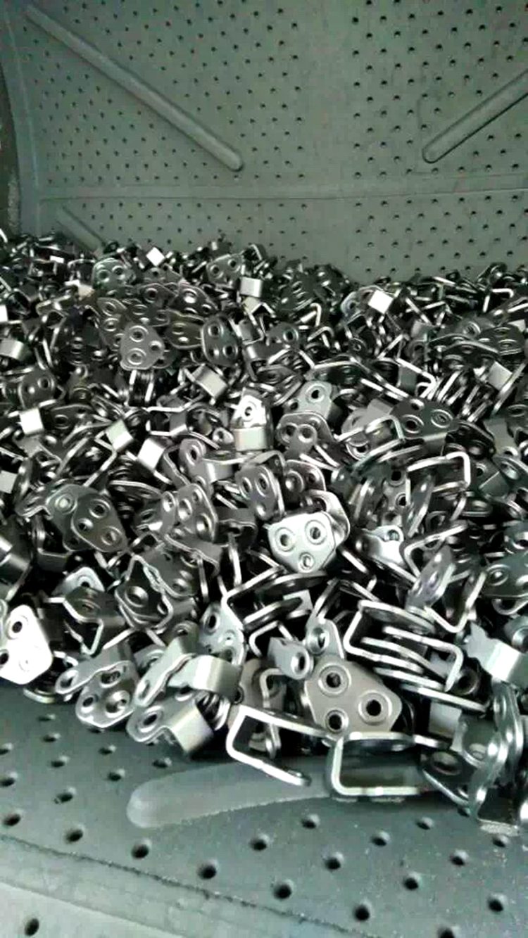 履带式抛丸机清理小型五金件,铸造件,冲压件等工件