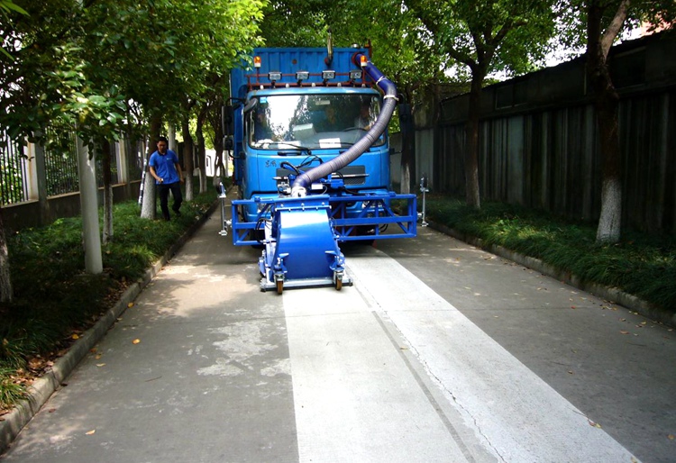 移动式抛丸机对公路进行抛丸打毛